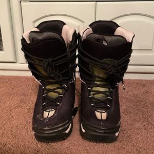 K2 snowboarding boots. Men size 6, fits women’s size 8